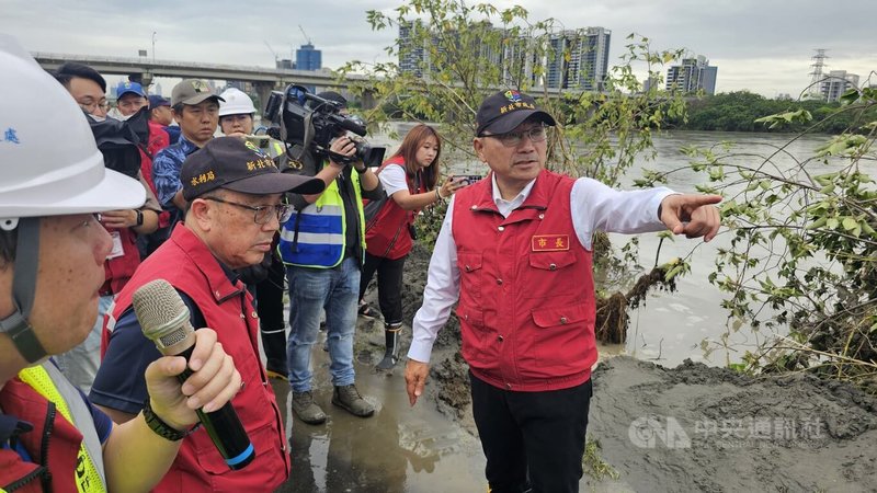颱風巴威遠離,新北市長侯友宜(右)12日前往重新堤外道視察清淤復原進度,並指示加速各項復原作業。中央社記者王鴻國攝 115年7月12日