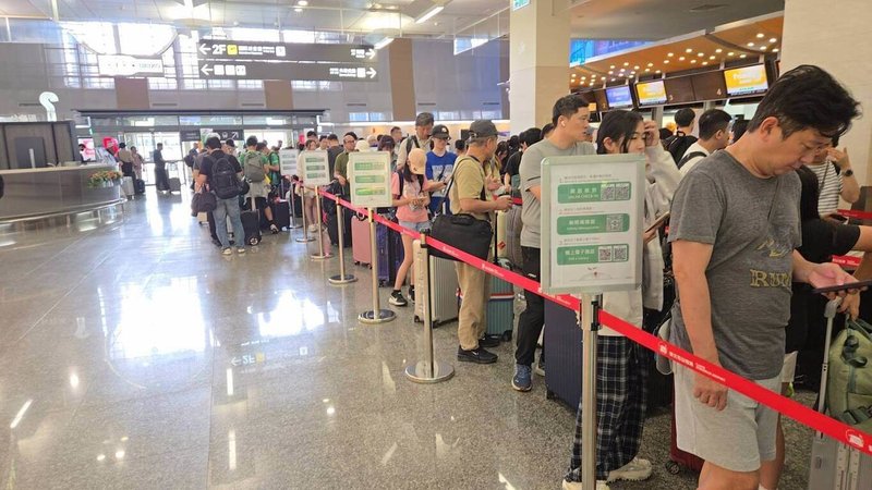 為了疏運旅客，交通部民航局協調航空公司加班機或放大機型。圖為松山機場候補旅客。（民航局提供）中央社記者余曉涵傳真　115年7月12日
