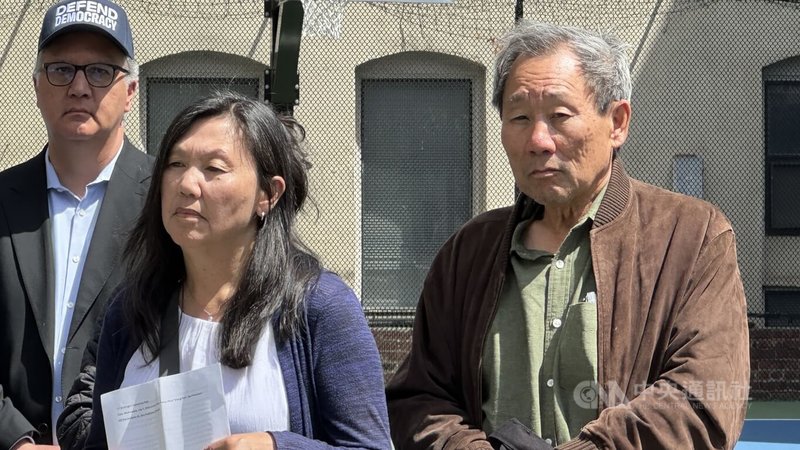 美國最高法院6月30日否決總統川普試圖限縮出生公民權的行政命令。黃金德後代諾曼.黃(右)與妹妹珊卓.黃(Sandra Wong)現身舊金山集會。中央社記者張欣瑜舊金山攝 115年7月12日