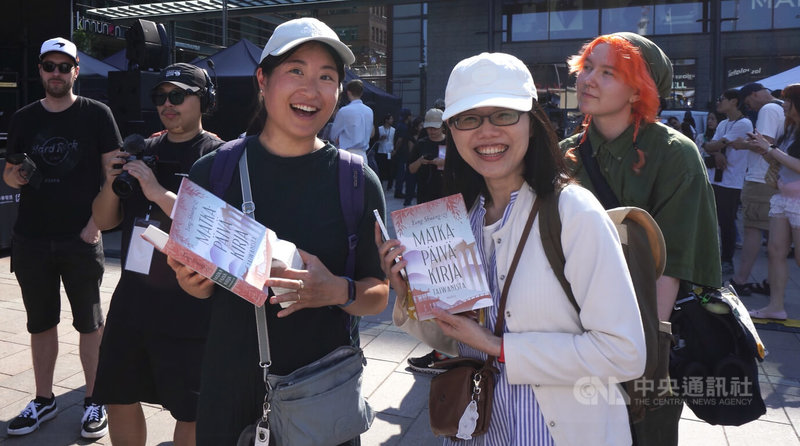 小說「台灣漫遊錄」芬蘭版譯者勞諾現身台芬文化節活動現場,書迷開心展示購買的小說譯本。中央社記者巫祈麟赫爾辛基攝 115年7月12日