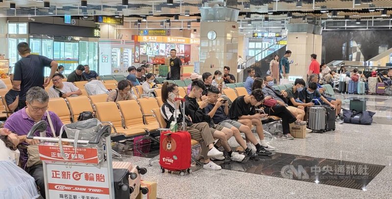 颱風巴威遠離，澎湖航空站表示，根據統計，滯留澎湖遊客3500人，除在颱風來臨前部分提前返台外，連同12日訂位旅客，可望在空中交通恢復後，順利疏運。中央社　115年7月12日