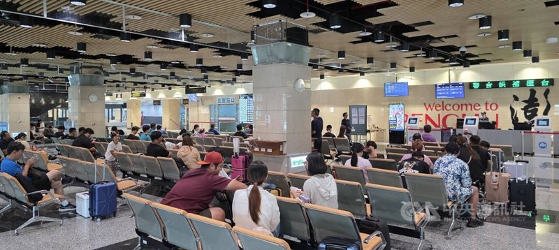 颱風巴威遠離,澎湖對外空中交通12日恢復,全力疏運滯留旅客返台,機場目前候補旅客逾100人。中央社 115年7月12日