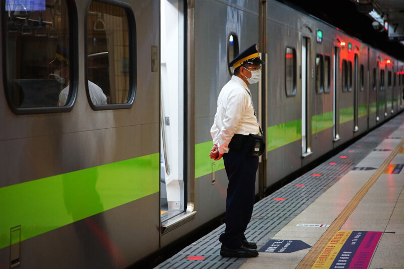 圖為台鐵人員在台北車站月台執勤。（中央社檔案照片）