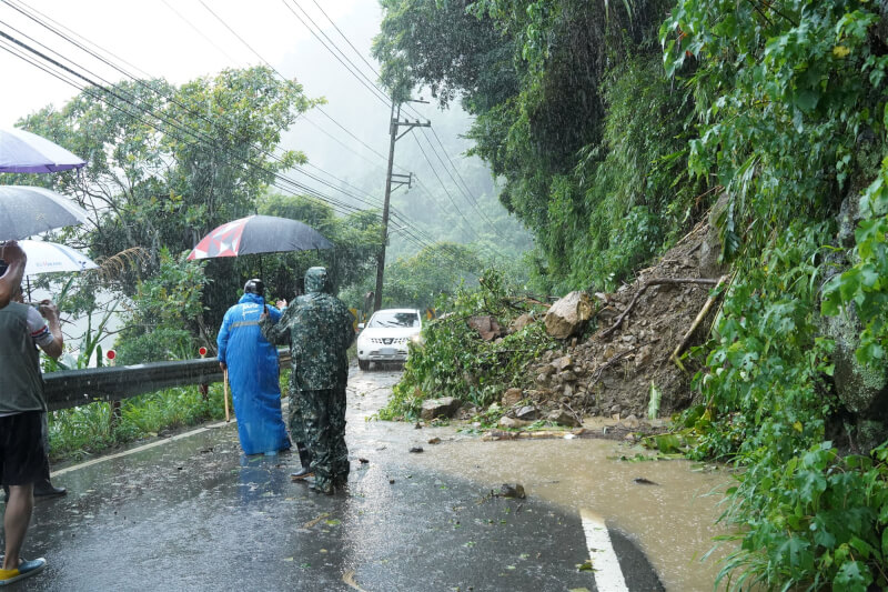 颱風巴威來襲，新竹縣道122線28公里處11日發生邊坡坍方，導致車輛無法通行。（新竹縣政府提供）