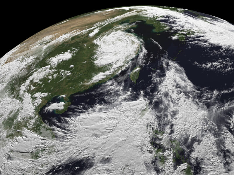 中國中央氣象台消息，颱風巴威在兩次登陸浙江後，已於12日上午11時移出浙江，中心位於安徽省內。（圖取自天氣與氣候監測網網頁watch.ncdr.nat.gov.tw）