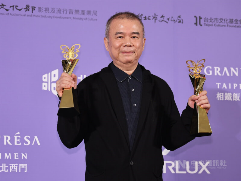 電影「大濛」奪最佳編劇獎,導演陳玉勳(圖)手持最佳編劇、最佳原創電影歌曲獎座留影。中央社記者張新偉攝 115年7月12日