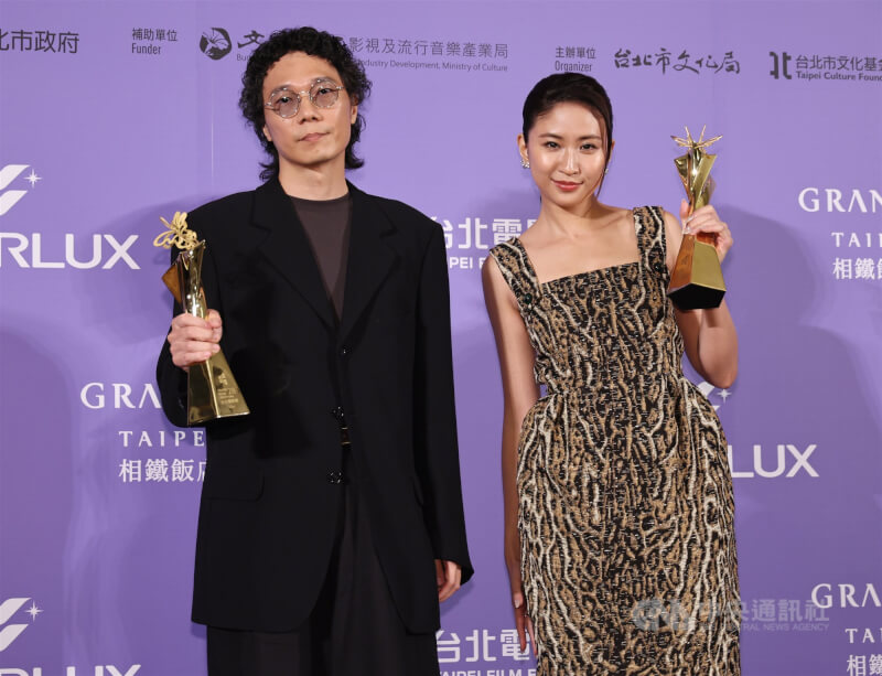 最佳原創電影歌曲頒給電影「大濛」主題曲「大濛的暗眠」,作曲家盧律銘(左)與演唱者9m88(右)持獎座合影。中央社記者張新偉攝 115年7月12日