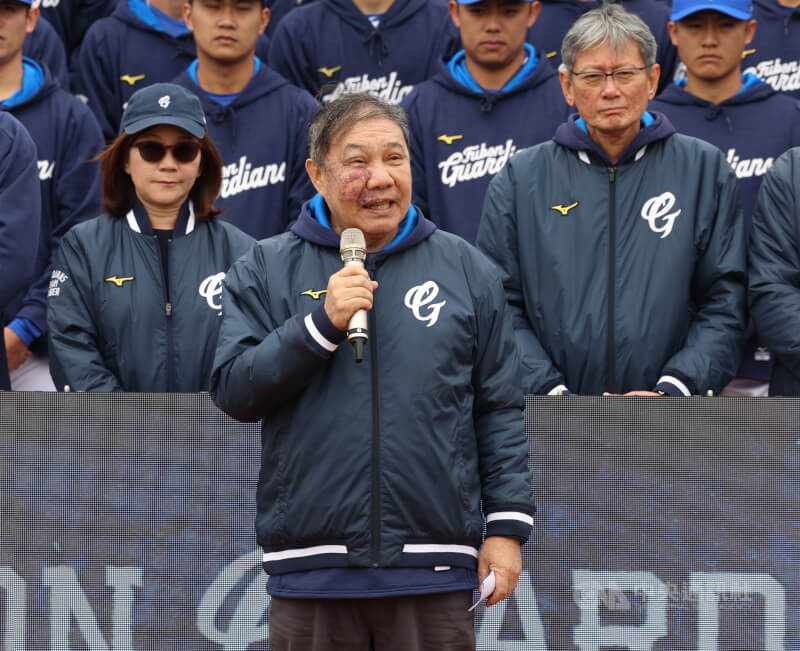 中華民國棒球協會副理事長林華韋（前中）有意角逐新任理事長。圖為他去年出任中華職棒富邦悍將隊領隊，於開訓典禮進行喊話。（中央社檔案照片）