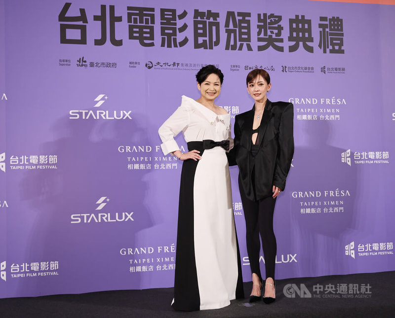 2026第28屆台北電影節頒獎典禮12日在中山堂舉行，演員楊貴媚（左）、陳意涵（右）擔任頒獎嘉賓，合頒發傑出技術獎及最佳女配角獎。中央社記者張新偉攝　115年7月12日