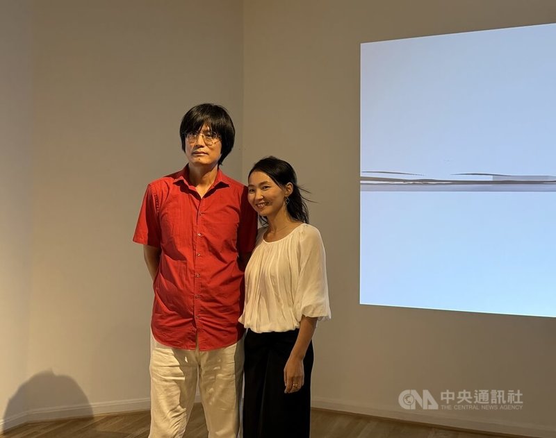 台灣藝術家陶亞倫（左）首度到美國華府展出作品，11日下午在希利爾藝廊與策展人進行對談。圖為陶亞倫和策展人在展覽場地合照。中央社記者侯姿瑩華盛頓攝 115年7月12日