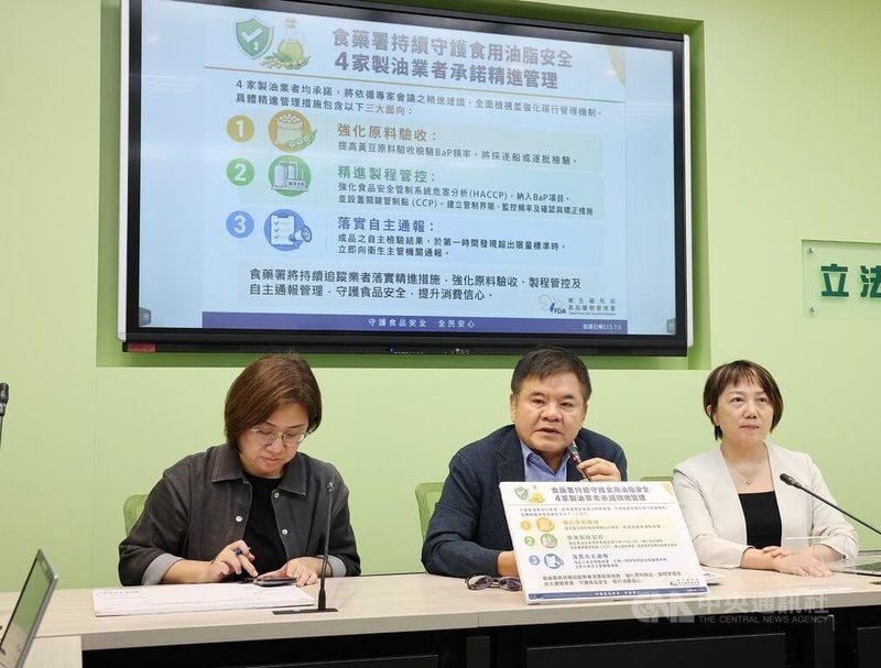 中聯油品致癌物超標衍生食安爭議，民進黨立法院黨團13日舉行輿情回應記者會，黨團幹事長莊瑞雄（中）表示，食安法確實該修，除了社會討論的溯源，自主管理如何強化，加強第三方檢驗，追訴時效到底要不要延長等，確保民眾身體健康，這才是負責任的政府。中央社記者郭日曉攝　115年7月13日
