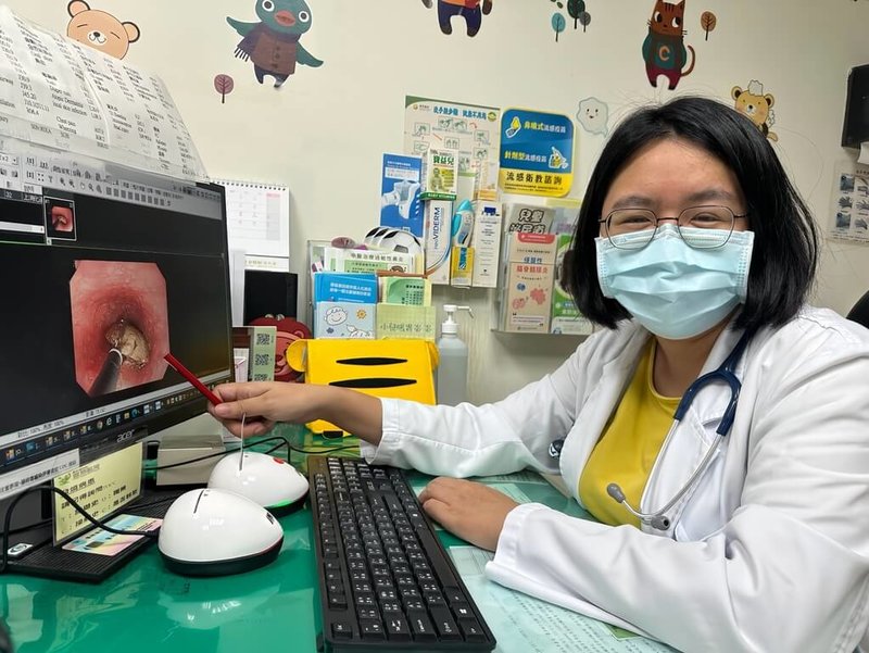 衛福部豐原醫院醫師黃伃㚬(圖)表示,一名12歲男童日前服用中藥,竟不慎將藥匙一同吞下,因吞嚥困難,緊急進行胃鏡取出3公分藥匙。(豐原醫院提供)中央社記者趙麗妍傳真 115年7月13日