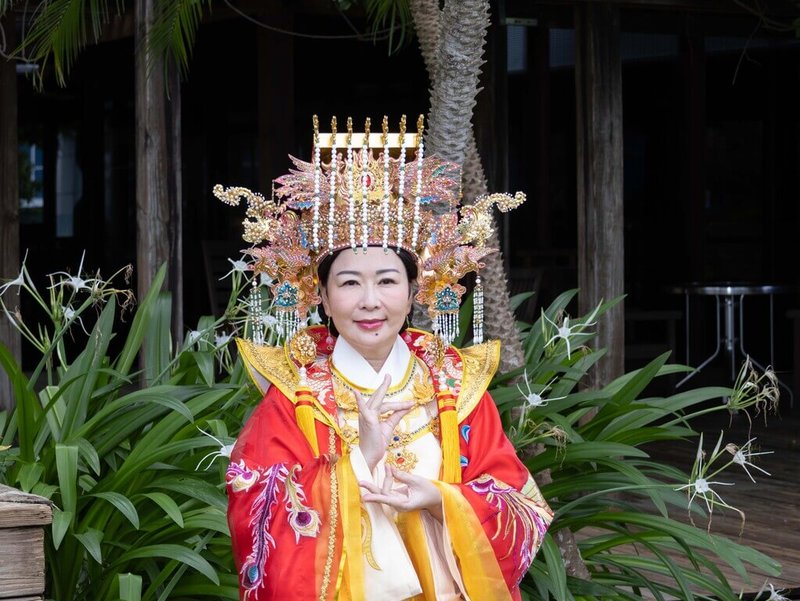 歌手張秀卿（圖）在戲劇「戲說台灣」飾演媽祖，13日她穿著劇中戲服出席宣傳記者會表示，希望將媽祖慈悲救世的精神完整呈現，不負媽祖與信眾的期待，也會把演出酬勞捐出作慈善。（三立提供）中央社記者洪素津傳真　115年7月13日
