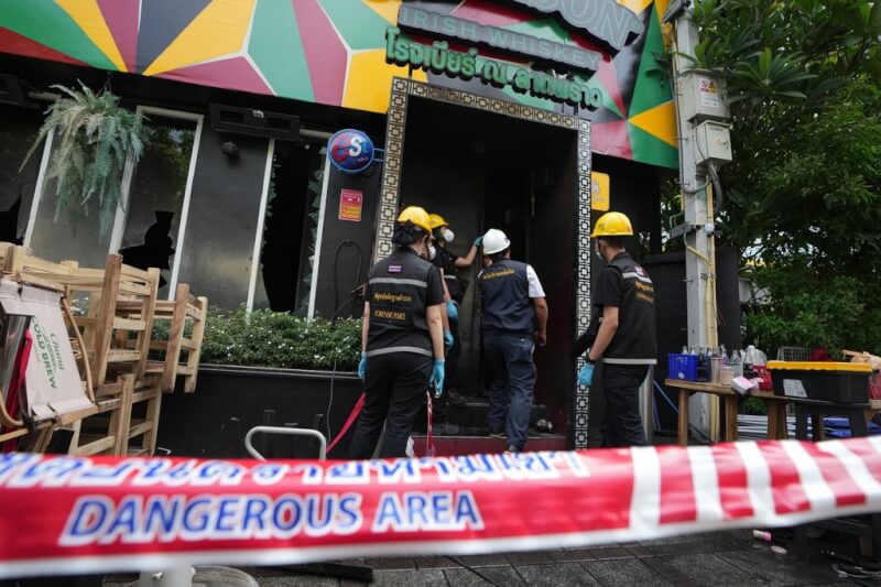 泰國曼谷一家酒吧發生造成27死63傷的爆炸性火災,警方13日進行勘查。(美聯社)