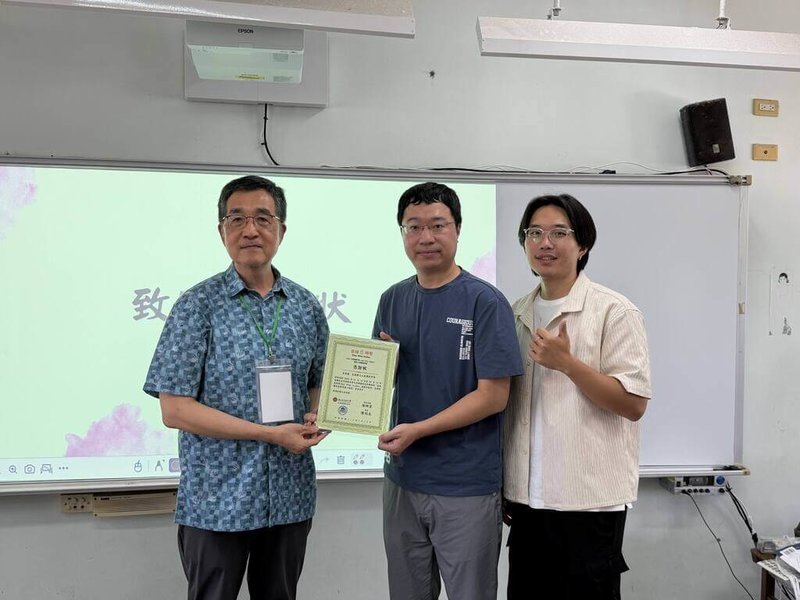 「2026台師大媒體素養營－星媒蔥明學」13日起在宜蘭縣三星國中舉辦，國立台灣師範大學大眾傳播研究所特聘教授陳炳宏（左），頒發感謝狀給三星國中教務主任林琮昱（中）及學務主任蔡承勳（右）。（國立台灣師範大學大眾傳播研究所提供）中央社記者王朝鈺傳真　115年7月13日