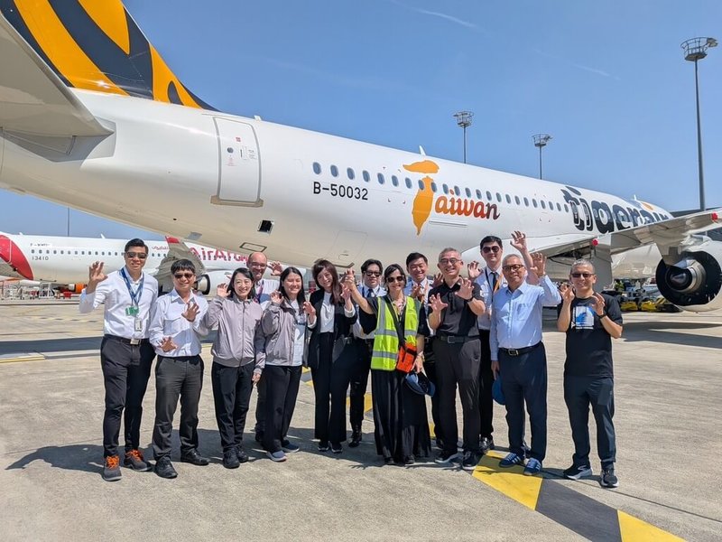 台灣虎航表示，首架全新A320neo Airspace客機由總經理邱彰信（前排右3）率隊至法國土魯斯原廠接回，預計16日上線。（台灣虎航提供）中央社記者余曉涵傳真　115年7月13日