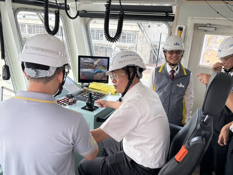 內政部國家公園署海洋國家公園管理處與台灣港務港勤公司13日簽署「永續藍海,港勤同航」海域巡護合作備忘錄,雙方將共同強化澎湖南方四島國家公園海域的生態保育及巡護量能,港勤公司人員也實地登船操作。(海洋國家公園管理處提供)中央社 115年7月13日