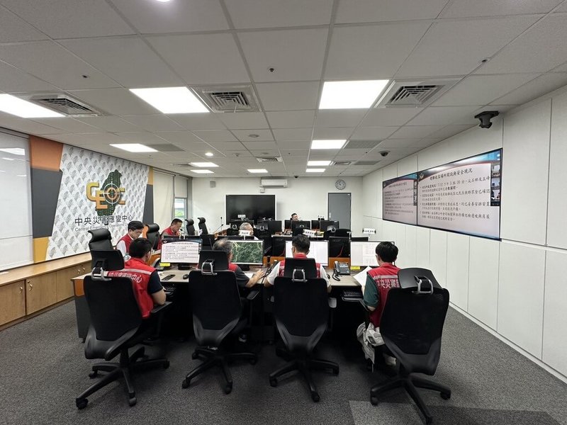 中央災害應變中心13日晚間表示，颱風巴威雖已遠離，為提升災區通訊韌性，國家通訊傳播委員會（NCC）已協調電信業者建立「災害漫遊」機制。（中央災害應變中心提供）中央社記者黃麗芸傳真　115年7月13日