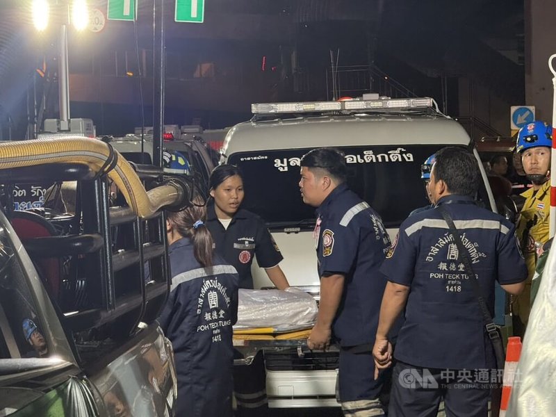 泰國曼谷拉拋路一間啤酒餐廳火災造成嚴重傷亡,消防人員將遺體搬上救護車。中央社記者李宗憲曼谷攝 115年7月13日