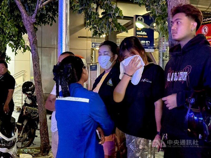 泰國曼谷啤酒餐廳13日凌晨發生大火,造成27人死亡,部分罹難者家屬在現場等待消息,神情哀戚。中央社記者李宗憲曼谷攝 115年7月13日