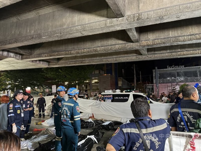 泰國曼谷一間啤酒餐廳13日凌晨發生大火,造成至少27人死亡。救難人員在火勢撲滅後,將罹難者遺體送至醫院,並持續進行身分確認作業。中央社記者李宗憲曼谷攝 115年7月13日