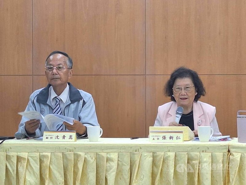 115學年分科測驗13日舉行第1天考試，第1節考物理，大學入學考試中心主任張新仁（右）於考試結束後說明試務狀況。中央社記者許秩維攝　115年7月13日