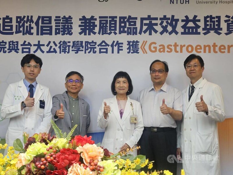 台大醫院副院長高淑芬（左3）說，台大醫院、台大公衛學院分析大數據研究支持風險分流，糞便血紅素濃度助優化大腸癌篩檢。中央社記者陳婕翎攝　115年7月13日