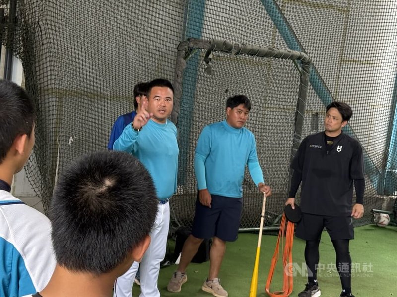 亞洲青棒錦標賽台灣培訓隊13日開訓，陣中3名與美職簽約的好手賴謙凡、林珺希和何樺因傷退出。圖為總教練楊孝承（後左）跟球員講話。中央社記者謝靜雯攝　115年7月13日
