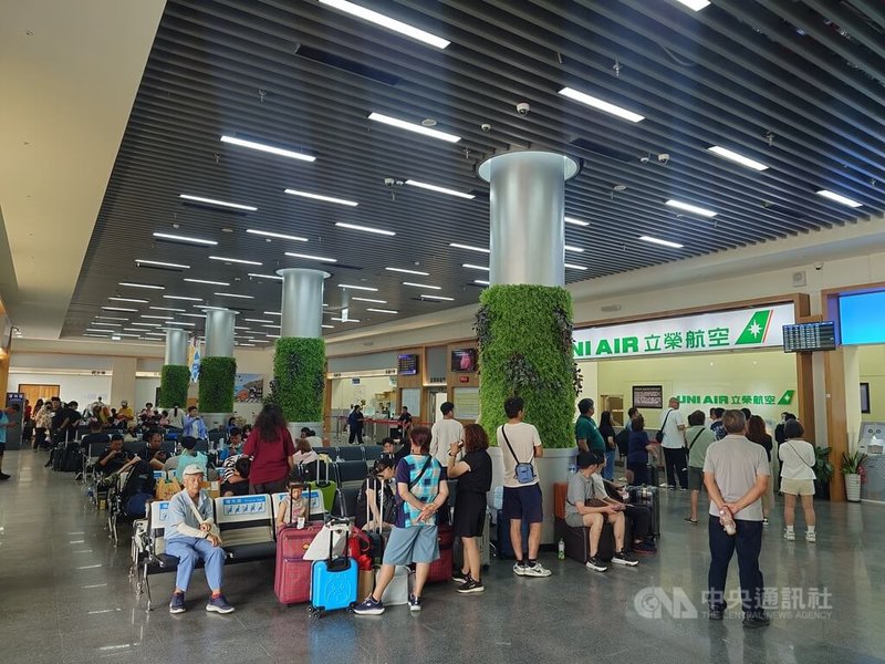 颱風巴威遠離台灣，馬祖海空交通13日恢復正常，上午南竿機場陸續湧入搭機民眾，現場秩序大致良好。中央社記者潘欣彤攝　115年7月13日