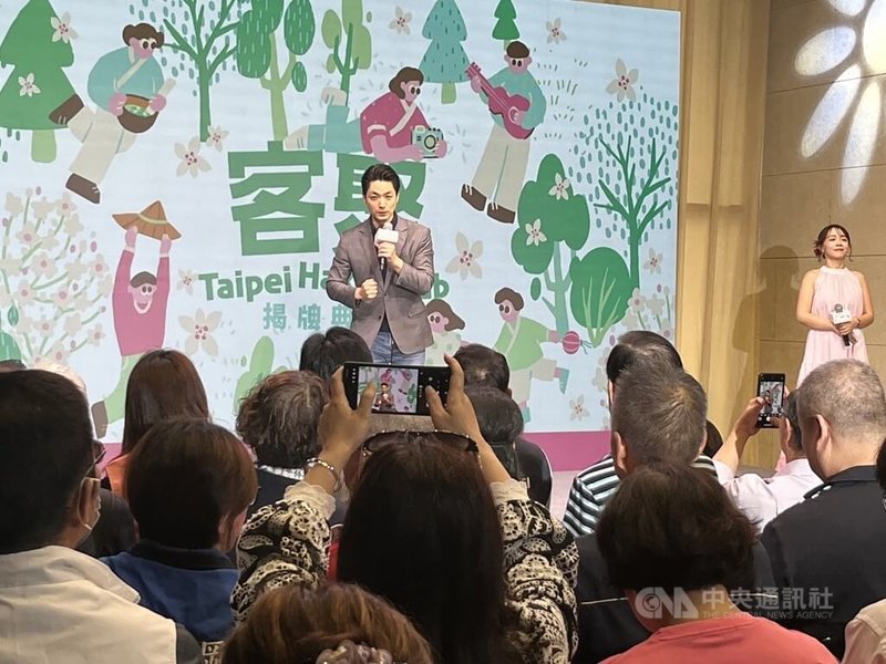 台北市長蔣萬安（後左）13日出席「客聚Taipei Hakka Hub」揭牌典禮，接受媒體聯訪談及問題油品案說，希望總統賴清德開國家安全會議，召集跨部會共同解決。中央社記者楊淑閔攝  115年7月13日