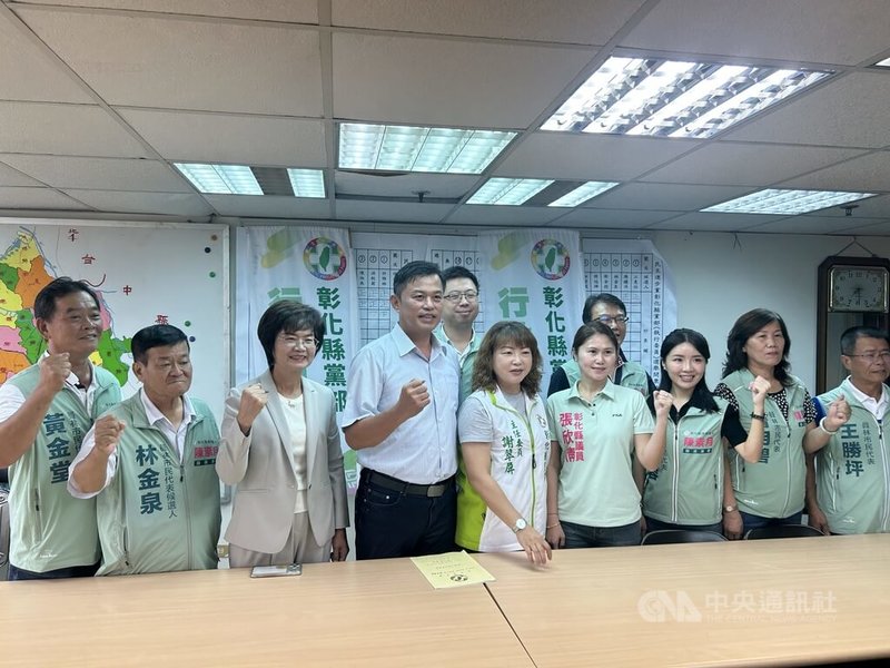 民主進步黨彰化縣黨部13日舉行記者會，徵召員林市大明里長張政岳（左4）選員林市長，民進黨彰化縣長參選人陳素月（左3）出席力挺。中央社記者吳哲豪彰化攝　115年7月13日