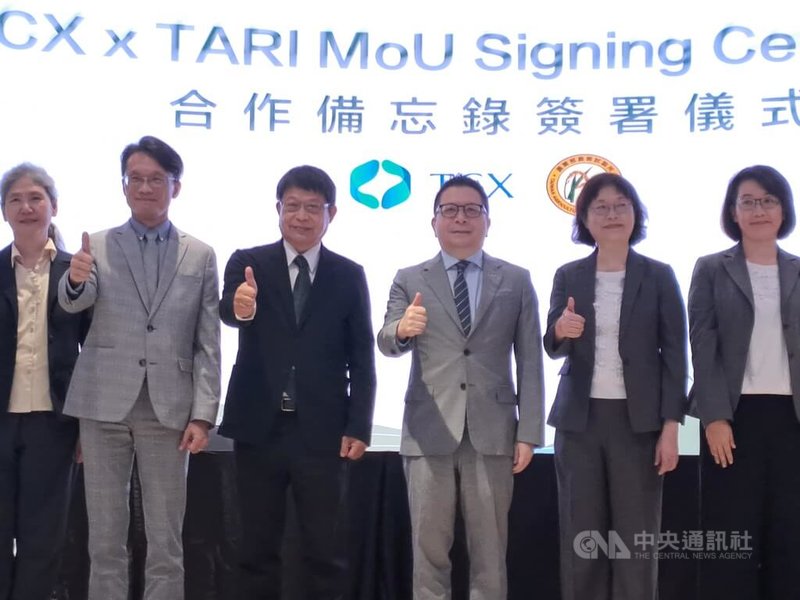 台灣碳權交易所與農業部農業試驗所13日舉行合作備忘錄（MOU）簽署儀式，共同推動台灣土壤碳匯發展，由碳交所董事長林修銘（右3）、農試所所長王仕賢（右4）簽約。中央社記者潘智義攝　115年7月13日