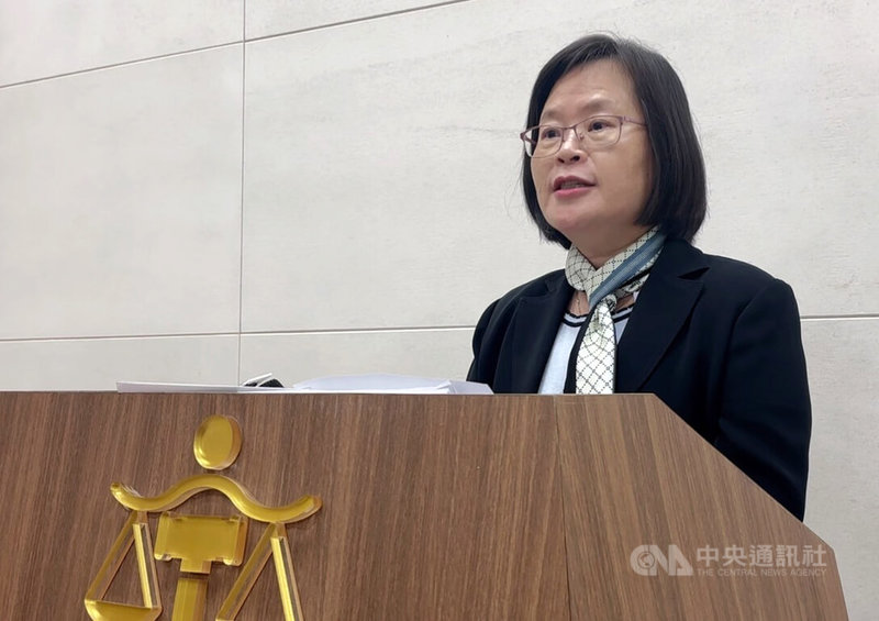新竹地方法院審理竹北天坑案,13日下午一審宣判,新竹縣長楊文科涉圖利案獲判無罪;豐邑機構董事長劉樹居因違背建築術成規等罪判處3年6月。圖為新竹地院刑事庭庭長林秋宜說明判決。中央社記者郭宣彣攝 115年7月13日