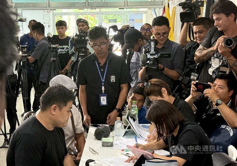 曼谷啤酒餐廳大火，罹難者家屬前往泰國皇家警察法醫研究所辦理認屍及領回遺體手續，氣氛凝重。中央社記者李宗憲曼谷攝　115年7月13日