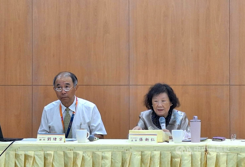 115學年度分科測驗13日舉行第1天考試,第4節考生物,大學入學考試中心主任張新仁(右)於考試結束後說明試務狀況。中央社記者許秩維攝 115年7月13日