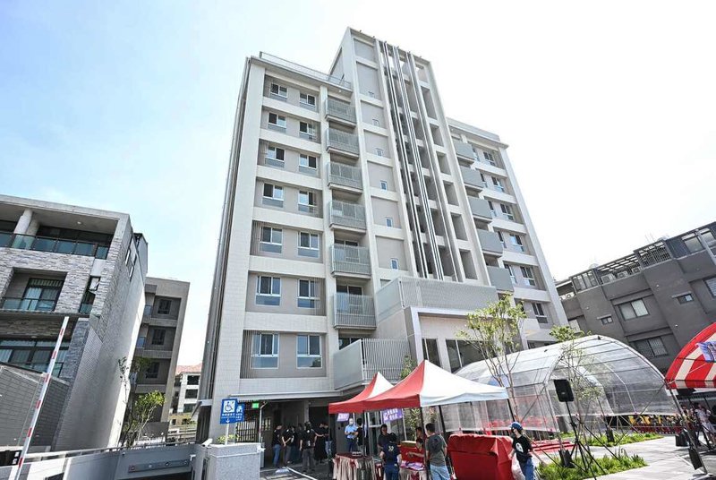 彰化員林青年住宅13日舉行竣工典禮，宣告彰化首座青年住宅順利完工，彰縣府指出，員林青宅位在員林市三條里條和街，基地位於員林市區生活圈，1房型有14戶、2房型有28戶，共42戶住宅。（彰縣府提供）中央社記者吳哲豪傳真　115年7月13日