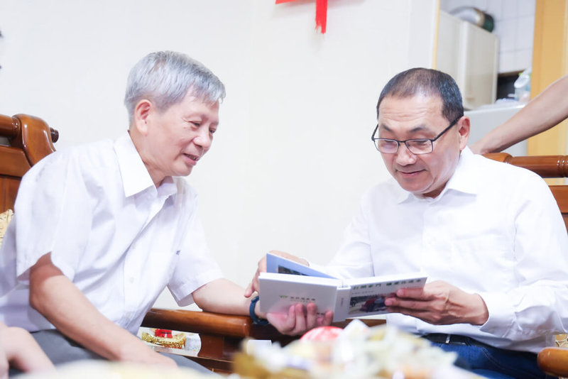 新北市長侯友宜(右)13日到土城區向獲選為年度模範父親代表的陳應興(左)道賀,並預祝父親節快樂。(市府提供)中央社記者王鴻國傳真 115年7月13日
