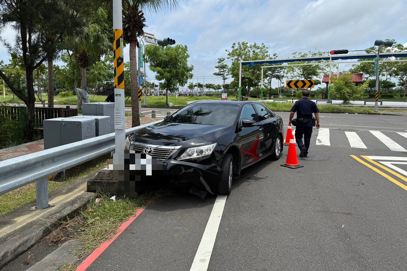 台南市黃姓男子12日駕駛自小客車闖紅燈遭攔查，轉彎時又擦撞電桿，員警在自小客車上查獲疑毒品愷他命，將男子依法送辦。（警方提供）中央社記者楊思瑞台南傳真　115年7月13日