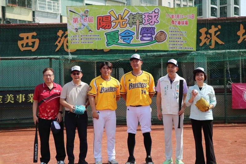 教育部次長張廖萬堅（左2）創辦的陽光棒球夏令營13日在台中市櫻花棒球場開幕，張廖萬堅、民主進步黨籍立法委員何欣純（右）、中華職業棒球大聯盟中信兄弟隊球員許基宏（右3）及曾頌恩（左3）等為活動揭幕。（主辦單位提供）中央社記者郝雪卿傳真  115年7月13日