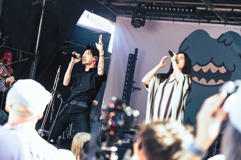 第2屆F:F:F台芬文化節日前在芬蘭落幕,音樂演出以台灣原住民族音樂為創作核心的TAIWANIA打頭陣,駐芬蘭代表林昶佐(左)也驚喜登場。(文總提供)中央社記者王寶兒傳真 115年7月13日