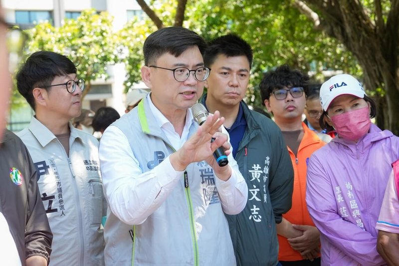 立法院內政委員會13日進行「高雄都市防洪考察」，民進黨高雄市長參選人賴瑞隆（前）出席表示，將推動「韌性高雄工程2.0」，透過滯洪設施、防災整備及智慧科技等，全面提升城市防災韌性。（賴瑞隆辦公室提供）中央社記者蔡孟妤傳真　115年7月13日