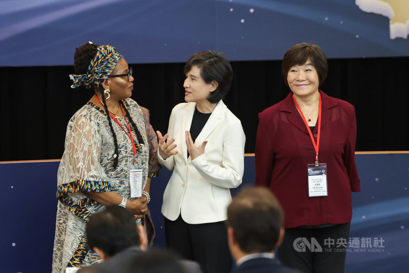 「消除對婦女一切形式歧視公約（CEDAW）第5次國家報告國際審查會議」13日在台北舉行，行政院副院長鄭麗君（中）、國家人權委員會副主委紀惠容（右）與國際審查委員會主席Esther Eghobamien-Mshelia（左）出席開幕式，席間互相交換意見。中央社記者裴禛攝　115年7月13日