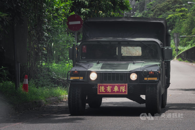 國軍聯合防禦操演13日登場，海軍陸戰隊實施增援，首批部隊上午抵達台北近郊一帶，圖為海軍陸戰隊悍馬車。中央社記者游凱翔攝 115年7月13日