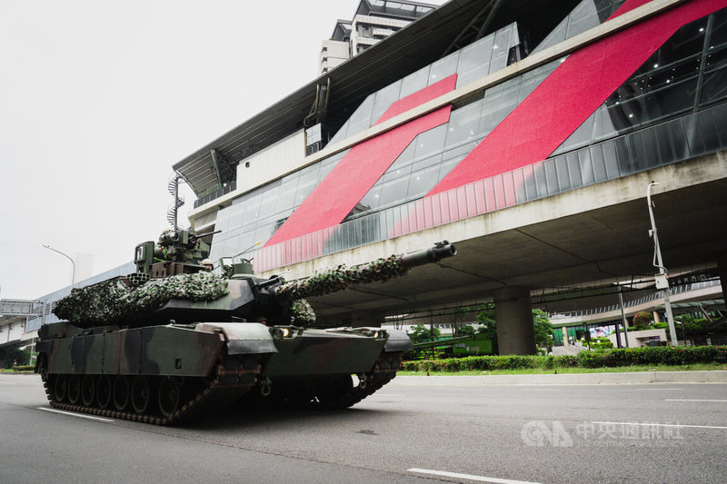 國軍聯合防禦操演13日實施，圖為M1A2T戰車經過桃園青埔一帶。中央社記者游凱翔攝　115年7月13日