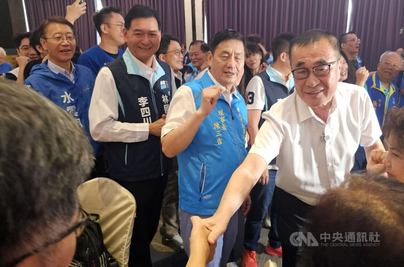 國民黨新北市長參選人李四川(前右)13日出席新北市民眾服務社社員代表大會,向與會者握手致意,現場氣氛熱烈。中央社記者王鴻國攝 115年7月13日