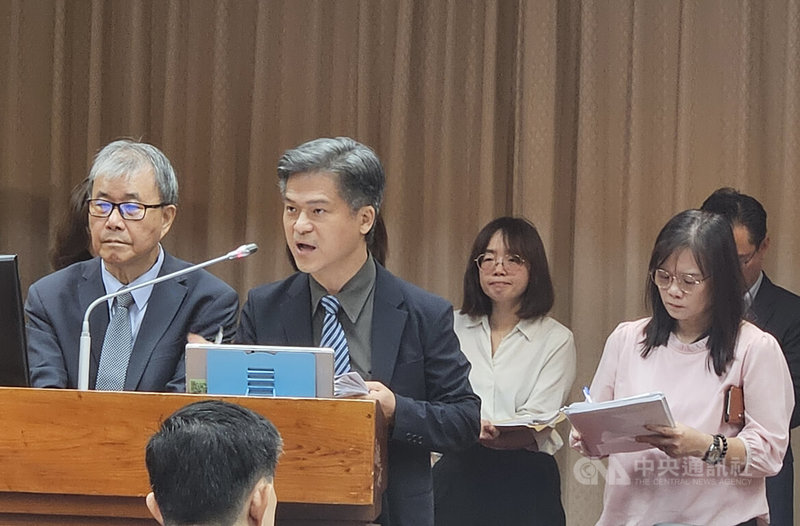 中聯油脂案延燒，教育部國教署長彭富源（前排左2）13日說，正研議食材供應商若經公布有問題，就永遠不再用，預計一個月內提出作法。中央社記者曾以寧攝　115年7月13日