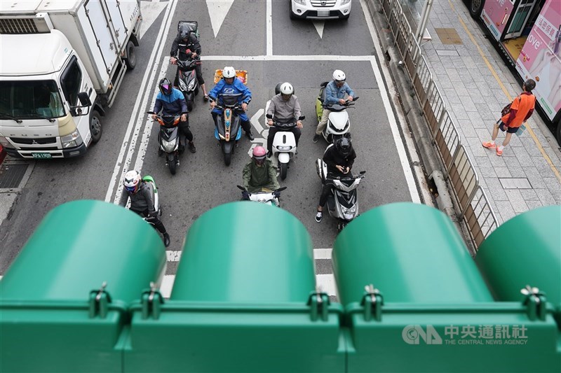 圖為機車騎士在台北市一處路口停等紅燈。（中央社檔案照片）