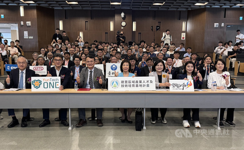 雲林科技大學「智慧電動車電控系統區域產業人才培育基地」13日揭牌，著重智慧電動車自駕AI、車用電控系統與智慧座艙研發及人才培育，教育部技職司長楊玉惠（前排中）出席見證。　中央社記者姜宜菁攝　115年7月13日