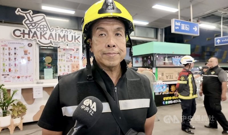 泰國曼谷市長查察13日在火災現場表示,火災發生後大量濃煙迅速在餐廳內瀰漫,導致顧客難以逃生,起火原因仍待調查。中央社記者李宗憲曼谷攝 115年7月13日