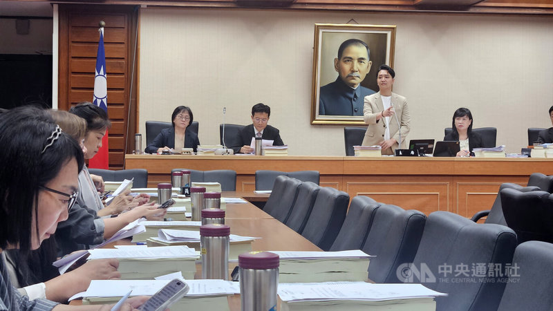 針對訂有校事會議相關規定的「高級中等以下學校教師解聘不續聘停聘或資遣辦法」，教文委員會召委、國民黨立委羅廷瑋13日提案，請教育部修正後，再送立法院備查。中央社記者曾以寧攝　115年7月13日